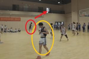 让子弹再飞一会儿深圳一中学篮球比赛惊现不看筐背投压哨绝杀