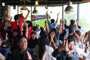 这就是世界杯！韩媒：韩国路上的士司机驻足看球，商场内市民庆祝