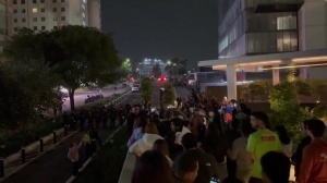 盘外招！墨西哥球迷凌晨在英格兰酒店外敲锣打鼓，安保坐视不管