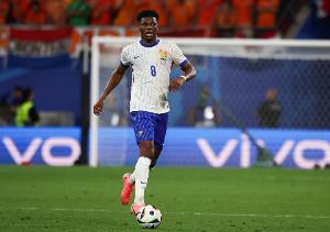 RMC：楚阿梅尼周日仍缺席训练，现在说他1/4决赛能否首发为时尚早