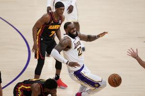 TT：老詹被所罗门·希尔弄伤前没大伤过 他聚会时说脚踝疼到现在