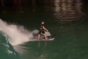 他还是那么爱冲浪！库尼亚在巴西人造波浪上夜间冲浪‍♂️视频封面